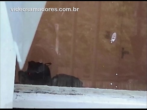 ❤️ Home cachondo mirando á súa moza con outro mozo, gravando un vídeo de carallo sen molestar á parella ❤️ Vídeo porno en nós