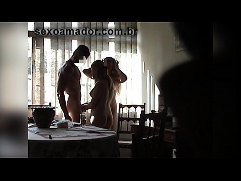 ❤️ Os amigos sexuais invitan a un home xigante e a un trío con el ❤️ Vídeo porno en nós
