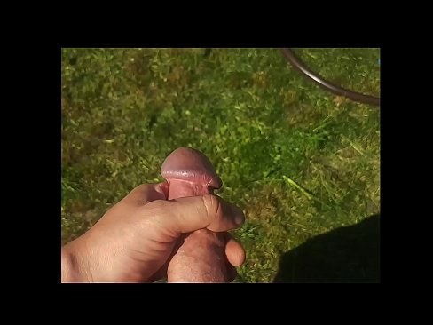 ❤️ A guapa quente recibe o seu coño rosa fodido e corre cun chorro nun xardín de verán ❤️ Vídeo porno en nós