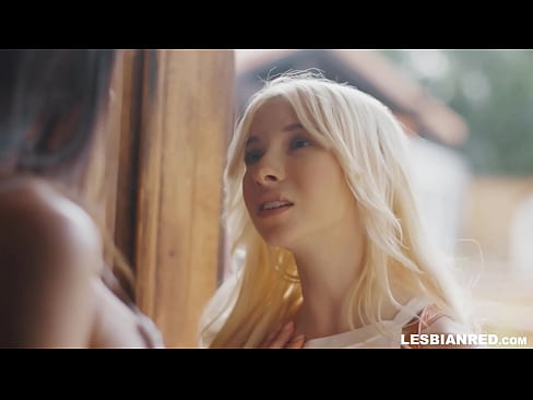 ❤️ A nena chega a casa uns meses despois e acaba comendo o coño da súa madrastra ❤️ Vídeo porno en nós