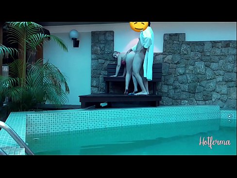 ❤️ O xefe invita a criada á piscina, pero non puido resistirse a un quente ❤️ Vídeo porno en nós