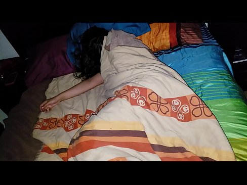 ❤️ Fillastro reprendendo á súa nova madrasta mentres ela dorme. ❤️ Vídeo porno en nós