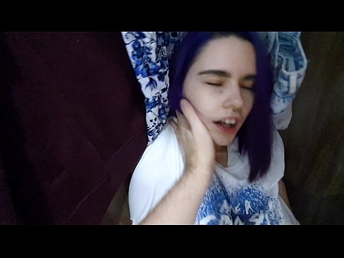 ❤️ Atopo a miña irmá no armario e axudouna a correrse ❤️ Vídeo porno en nós